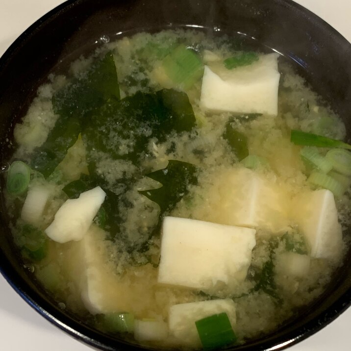 豆腐とワカメとネギの味噌汁